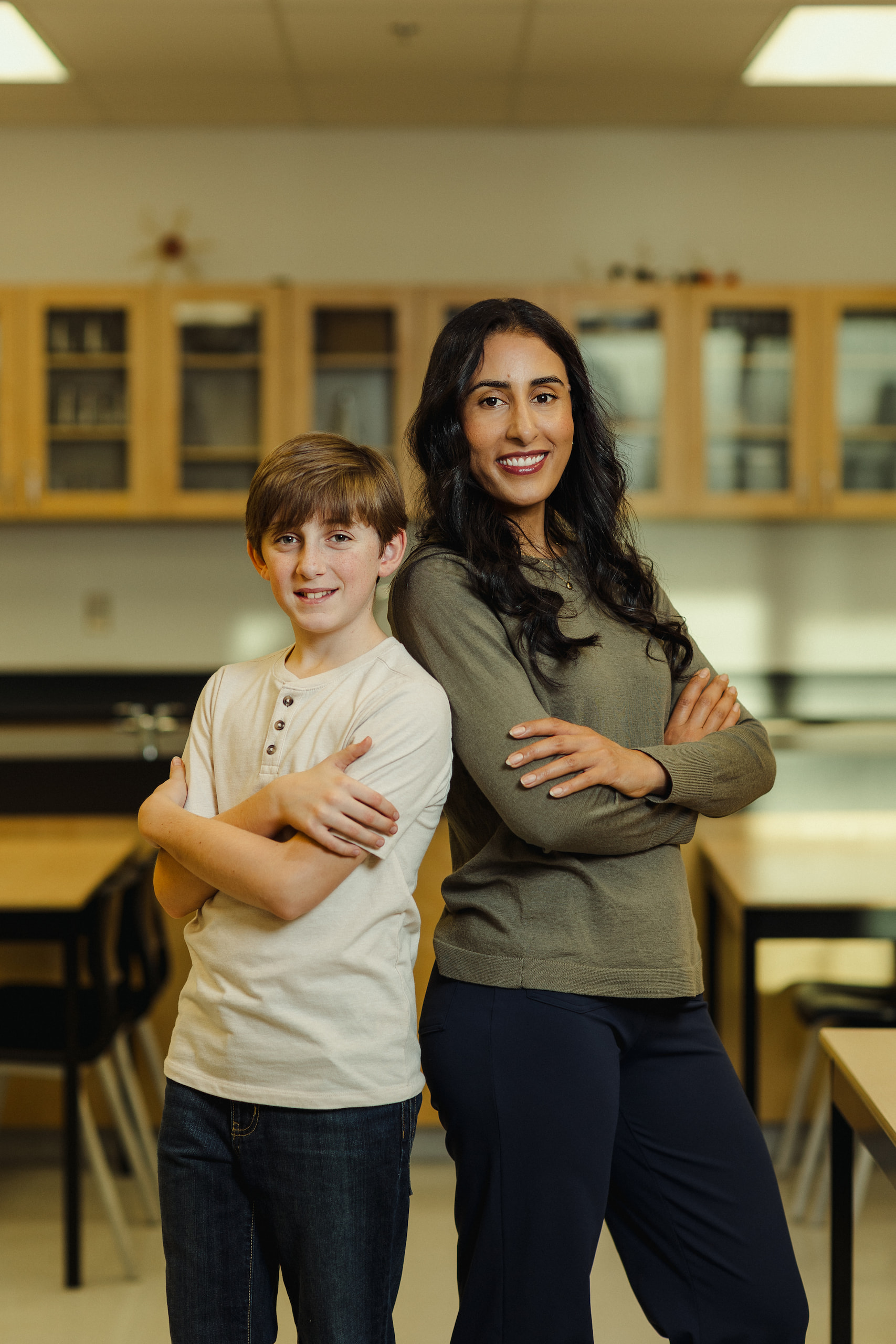 Une photo de Madame Khadija qui sourrit avec un élève.