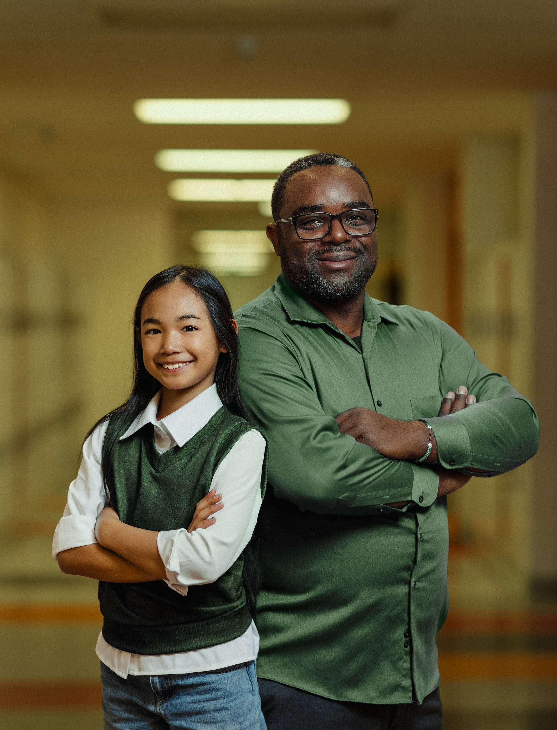 Une photo de Monsieur Fedner qui sourrit avec une élève.