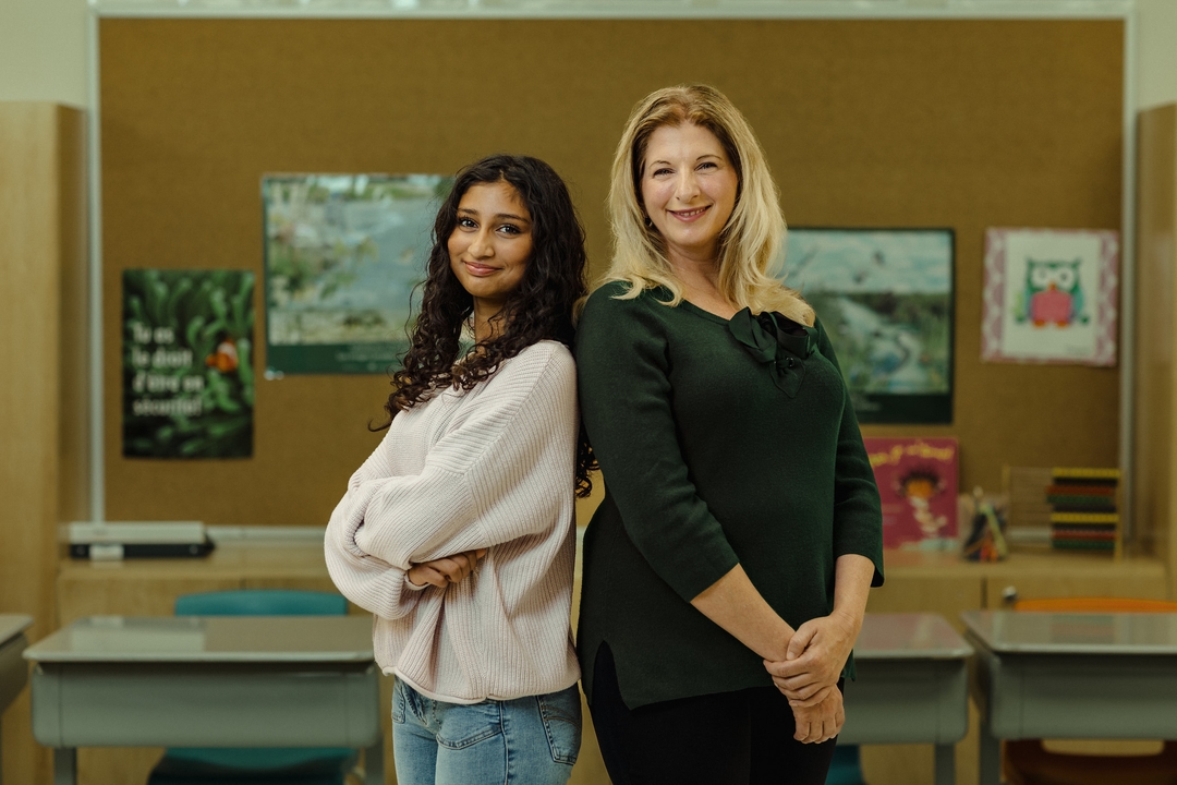 Une photo de Madame Anne qui sourrit avec une élève.