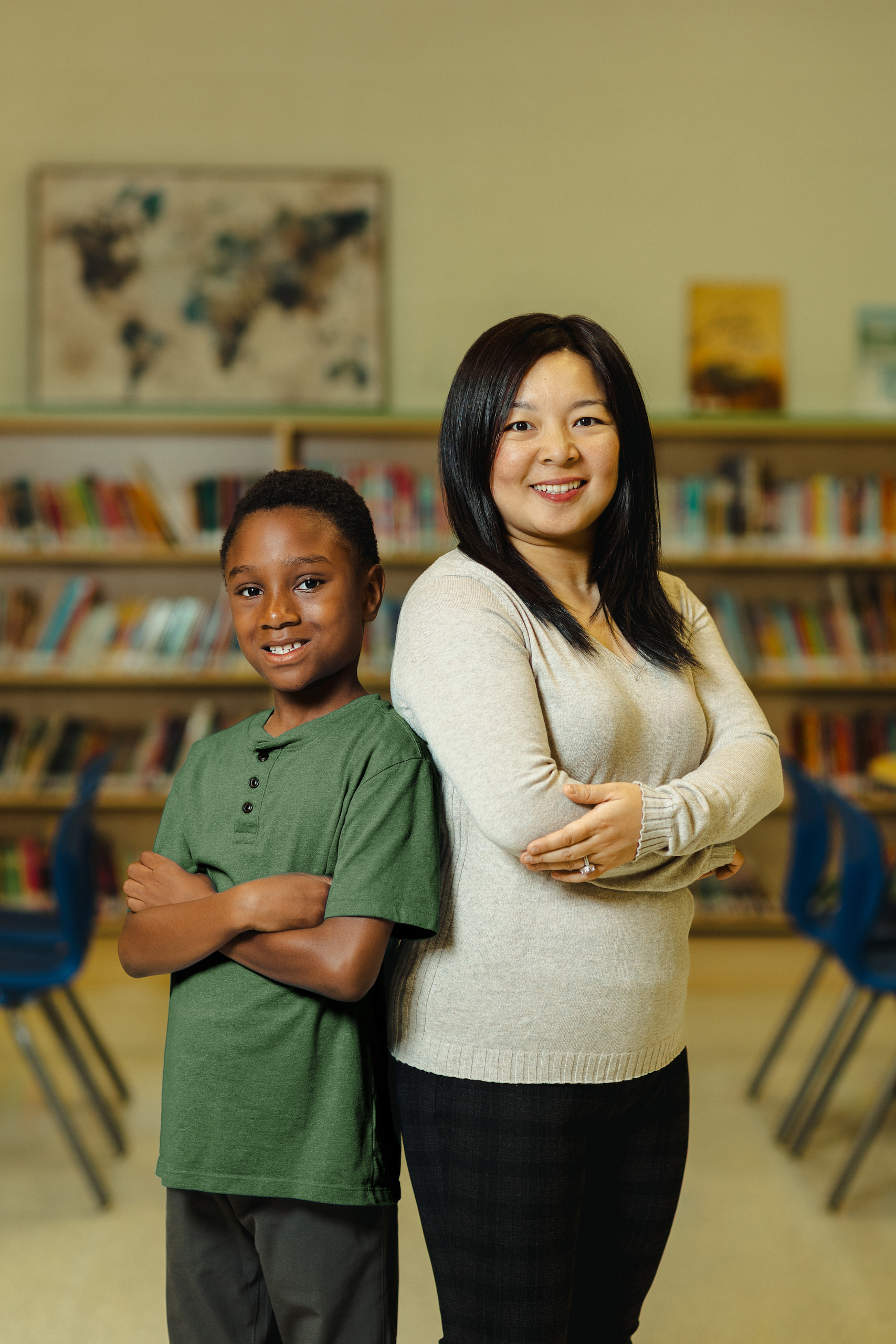 Une photo de Madame Wai Chi qui sourrit avec un élève.